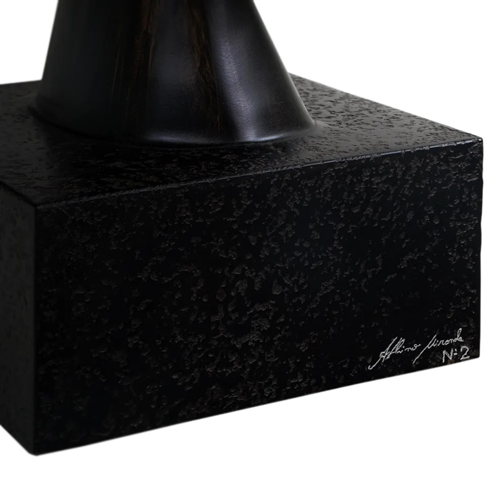 Detailed view of the base of the sculpture Abraço with detail of Albino Miranda's signature