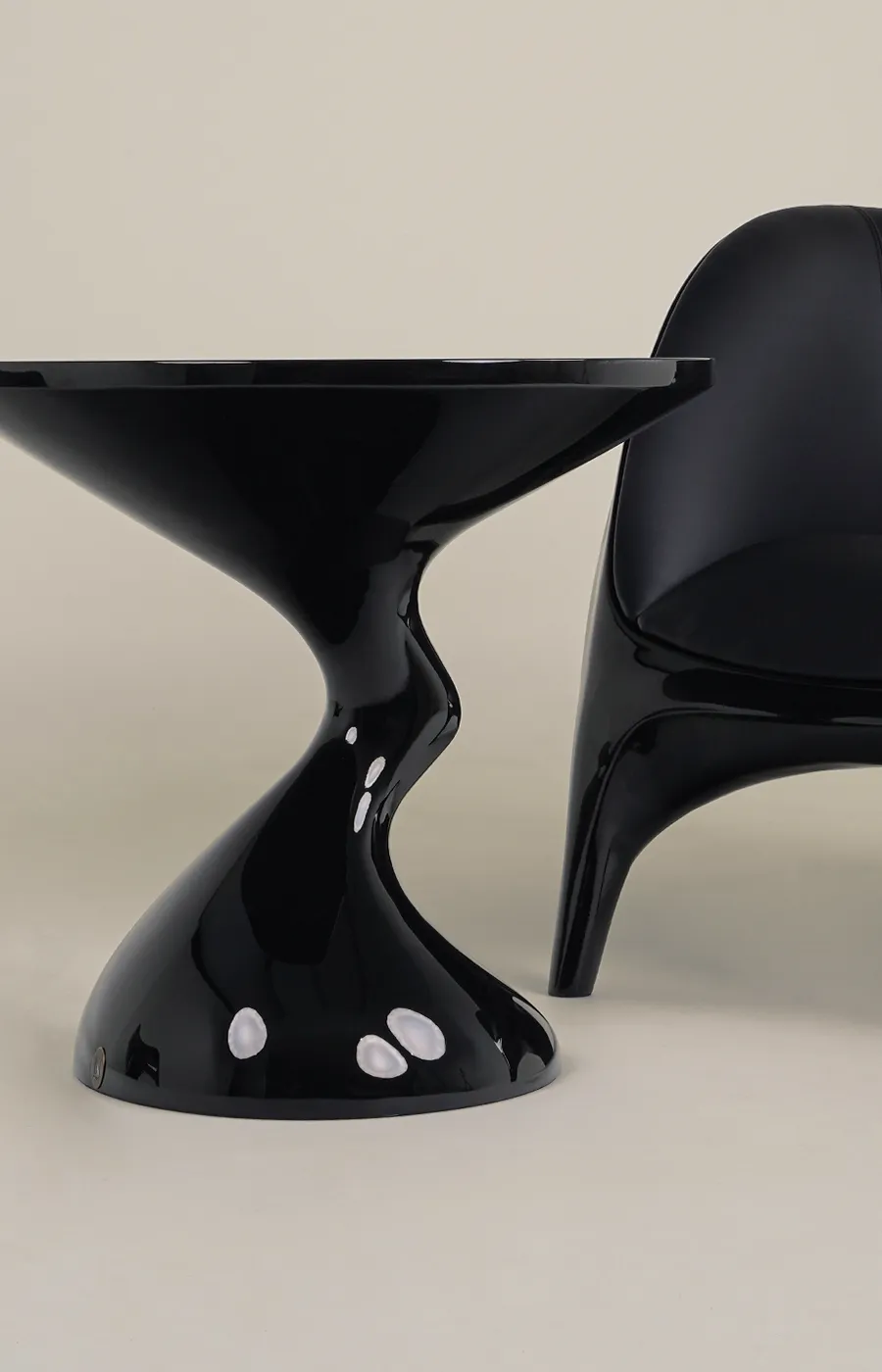 Mesa de apoio Aeris em acabamento preto alto brilho com cadeirão Triton
