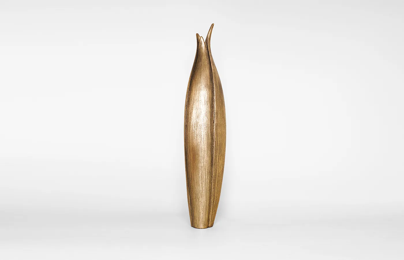 Jarrão Agave em acabamento folha de ouro envelhecida e textura riscada