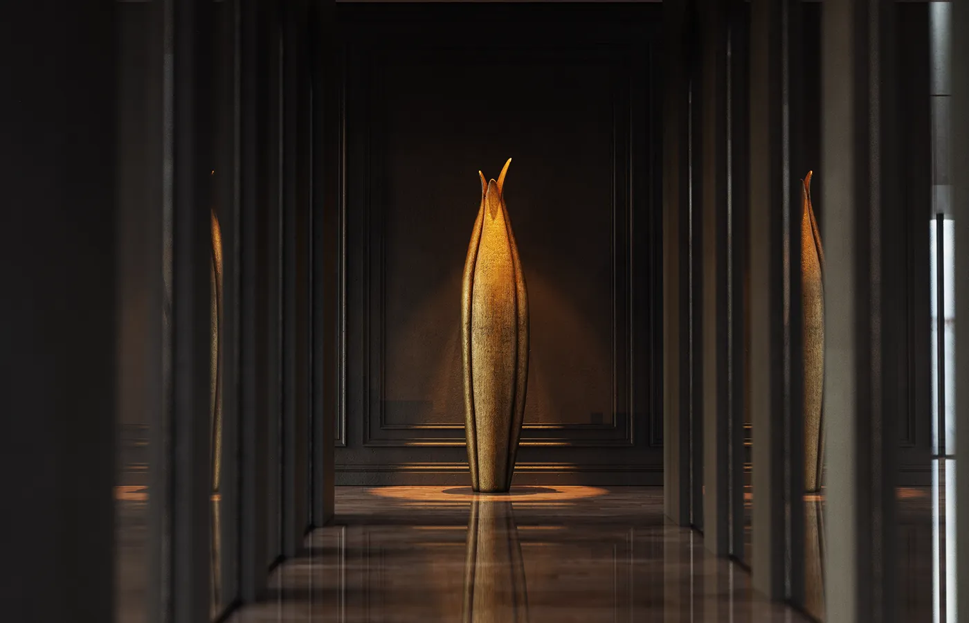 Ambiente de corredor com jarrão Agave ao fundo em acabamento folha de ouro sobre textura riscada