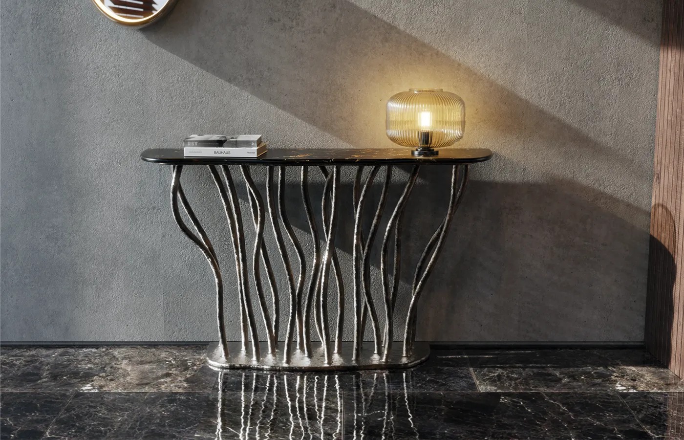 Hall de entrada com consola Allana em acabamento cor bronze e tampo em mármore portoro brecciato