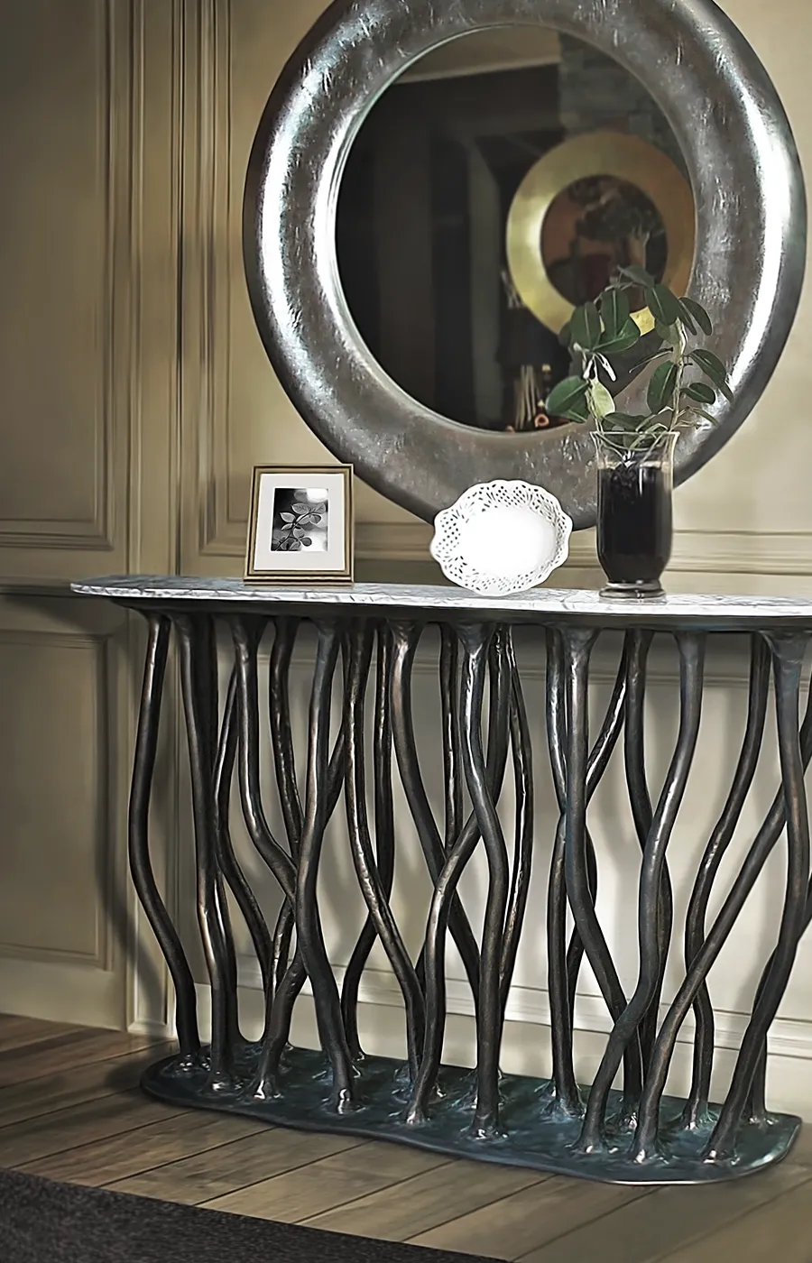 Hall de entrada com consola Allana em acabamento cor bronze e tampo em mármore carrara, com espelho Saturno