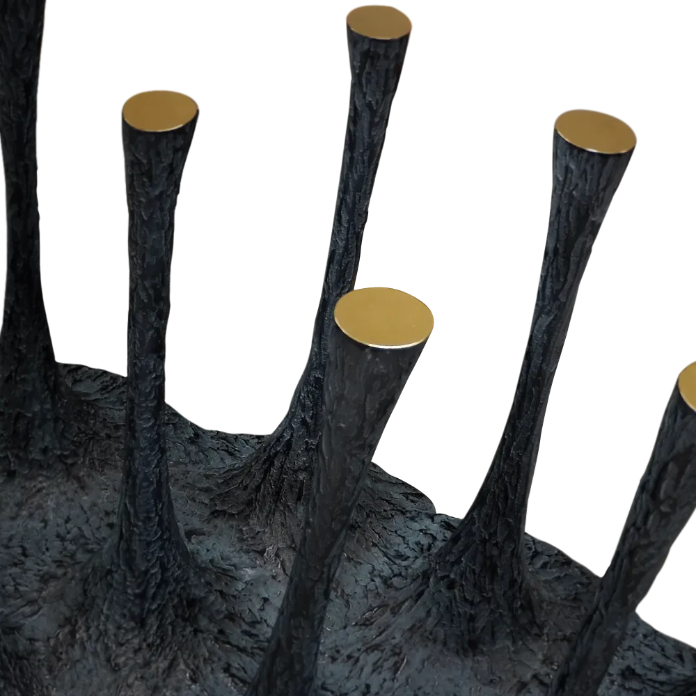 Detalhe aproximado com pormenores em latão polido e textura esverdeada de mesa Amazónia