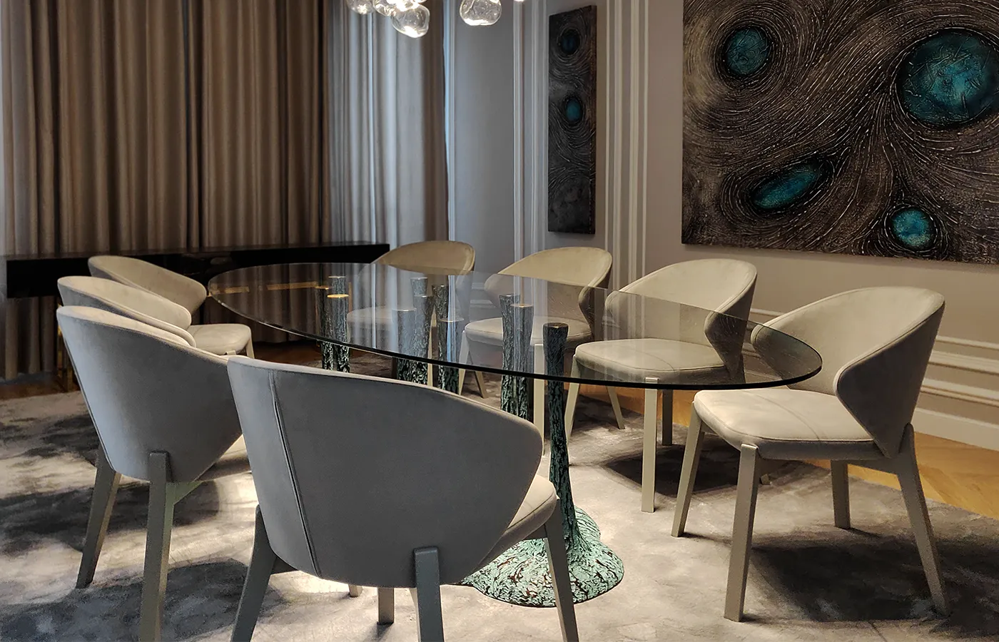 Ambiente de jantar com mesa de jantar Amazónia em acabamento verde texturado e tampo em vidro