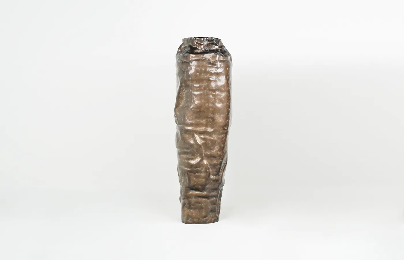 Jarrão Argus em acabamento cor latão texturado