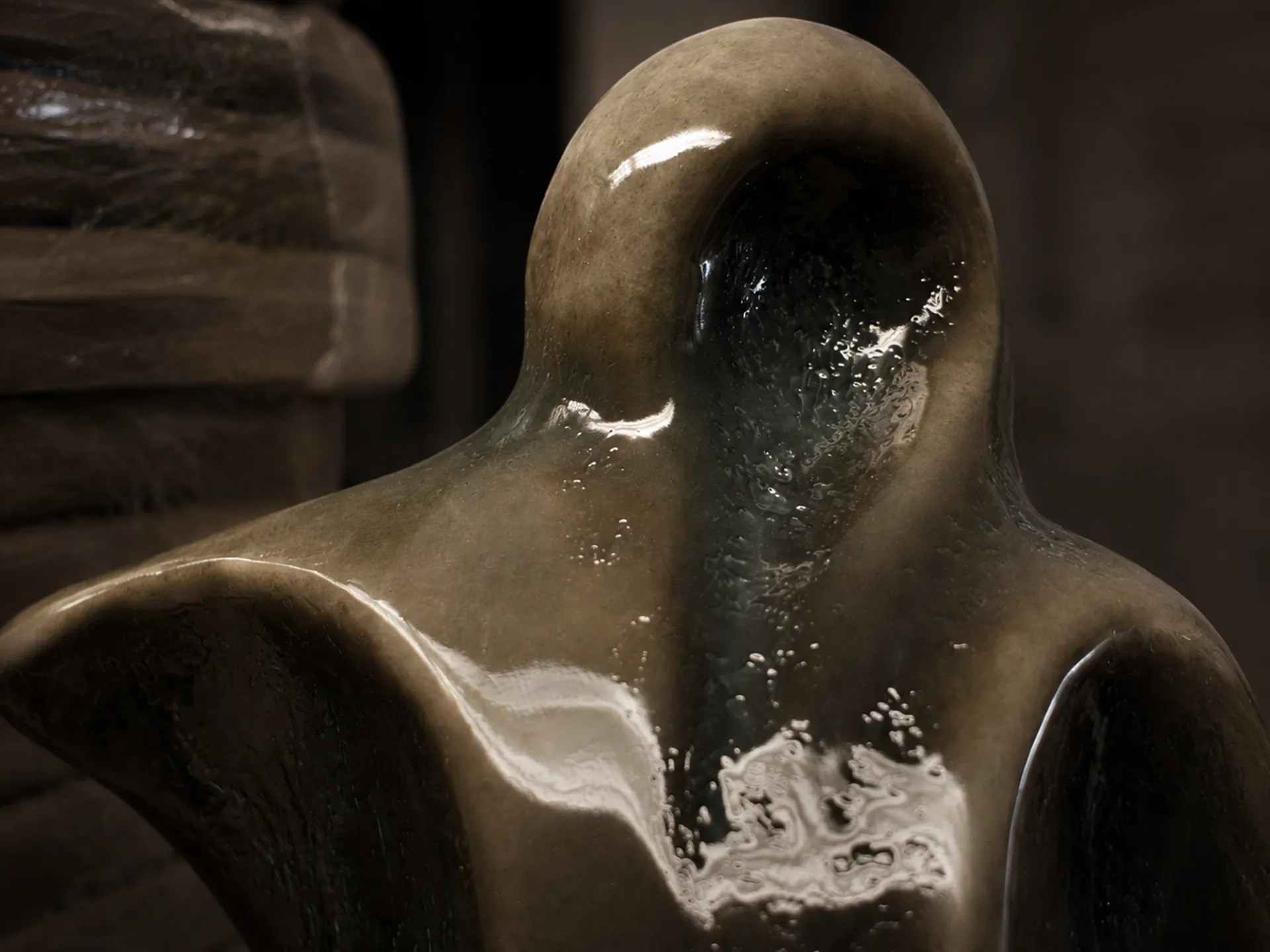 Vista aproximada da escultura Bailado, com destaque para a sua cor exclusiva em tons cerâmicos