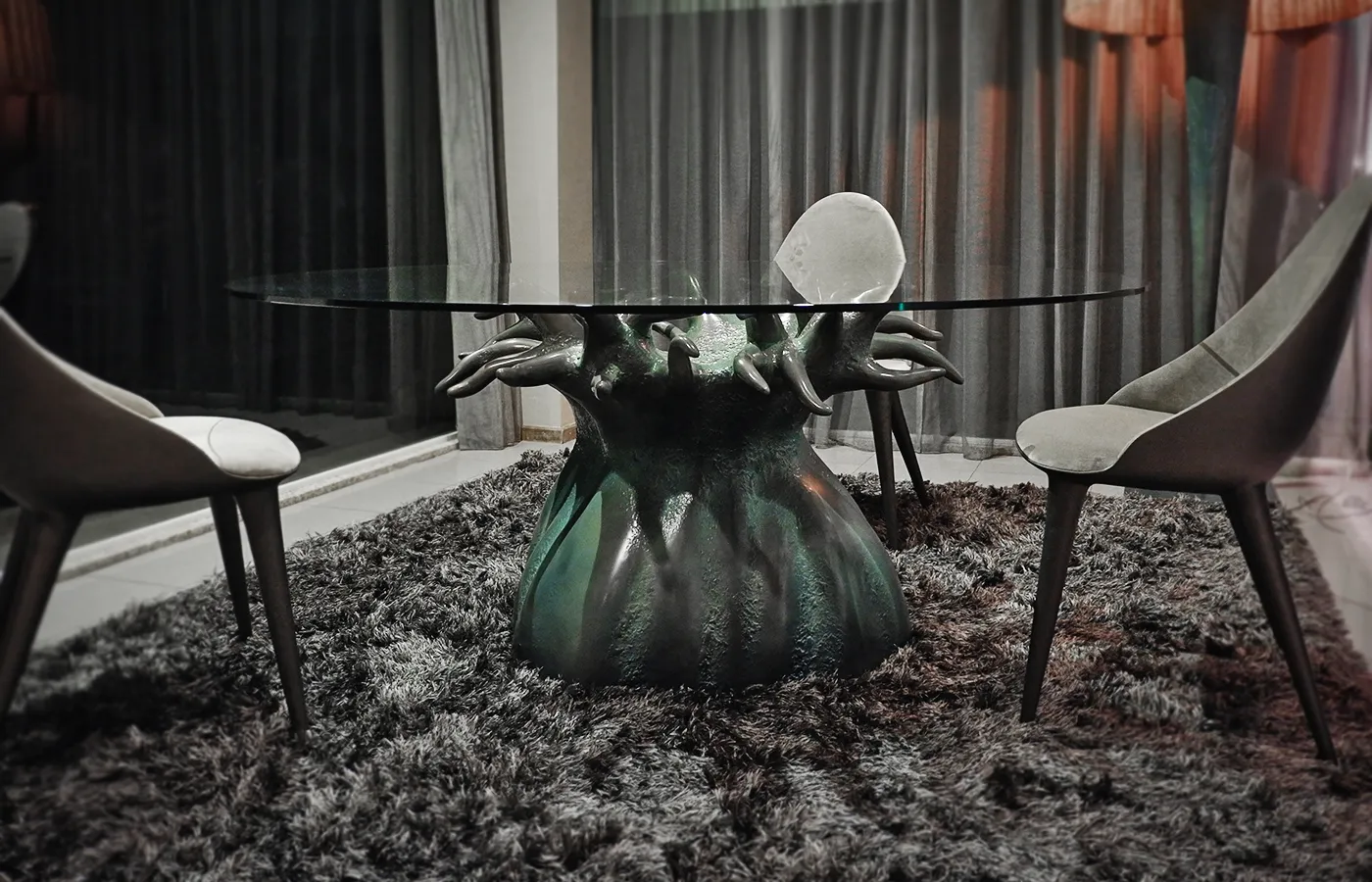 Mesa de jantar Baobab em ambiente de exposição com acabamento em tons de verde texturado