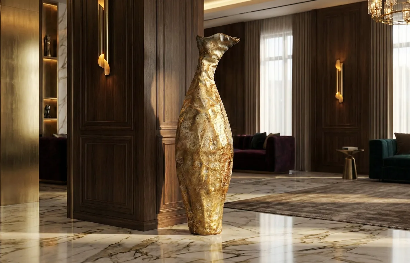 Ambiente de sala de estar com jarrão Brutus com acabamento em cor latão junto a pilar em madeira