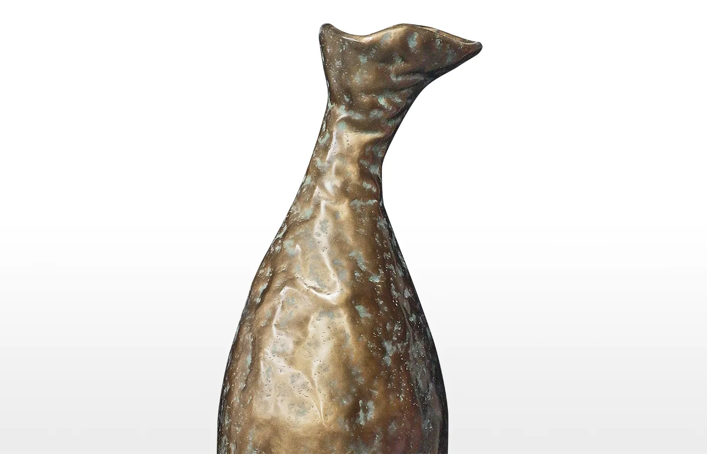 Detalhe aproximado do jarrão Brutus com acabamento em cor latão