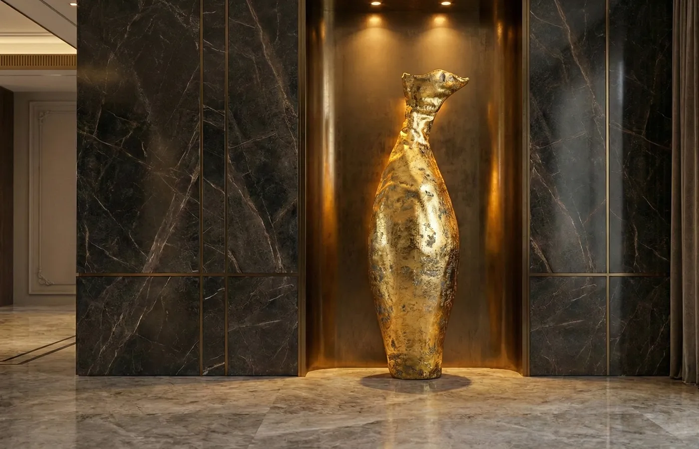 Hall moderno em mármore com jarrão Brutus em folha de ouro