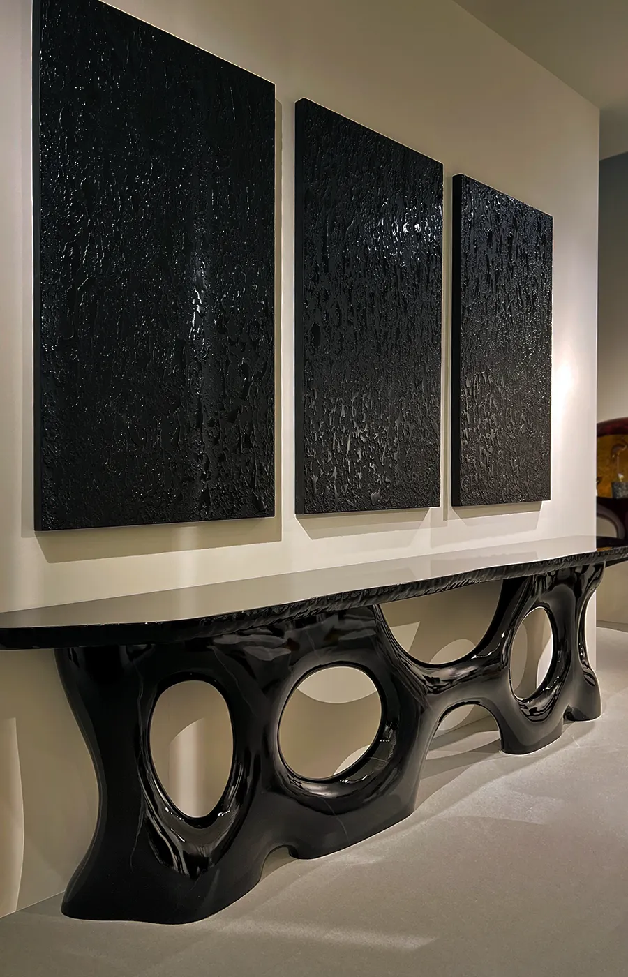 Ambiente de showroom com consola Cosmic em acabamento marmorizado preto e branco alto brilho