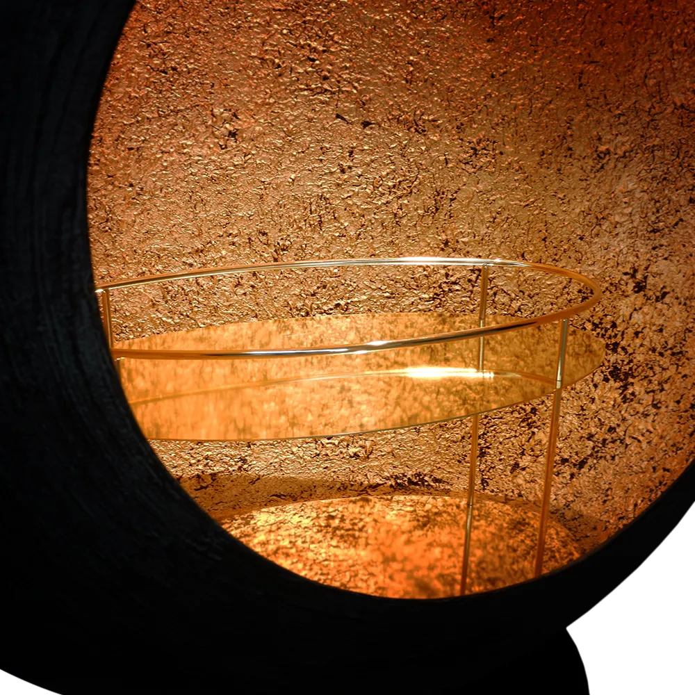 Vista de pormenor interior do bar Douro com destaque para a sua textura em folha de ouro e tabuleiro em latão polido