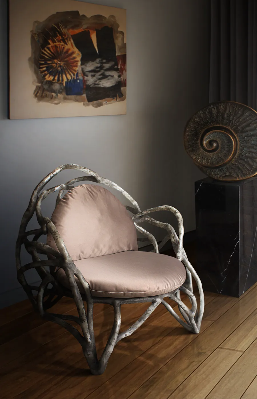 Entrance hall with Eros armchair in concrete color