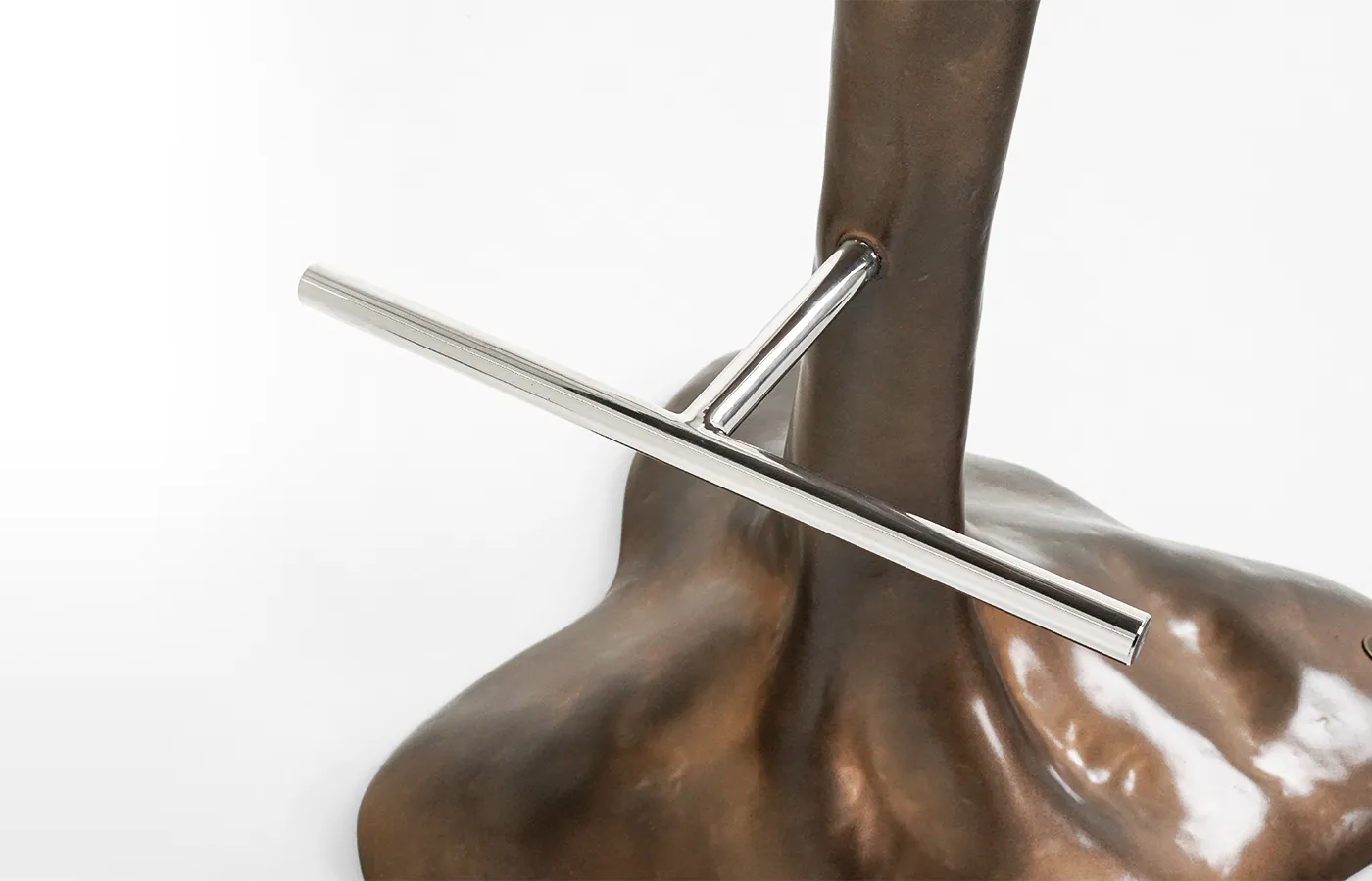 Pormenor do apoio de pés do banco bar Flora em inox polido