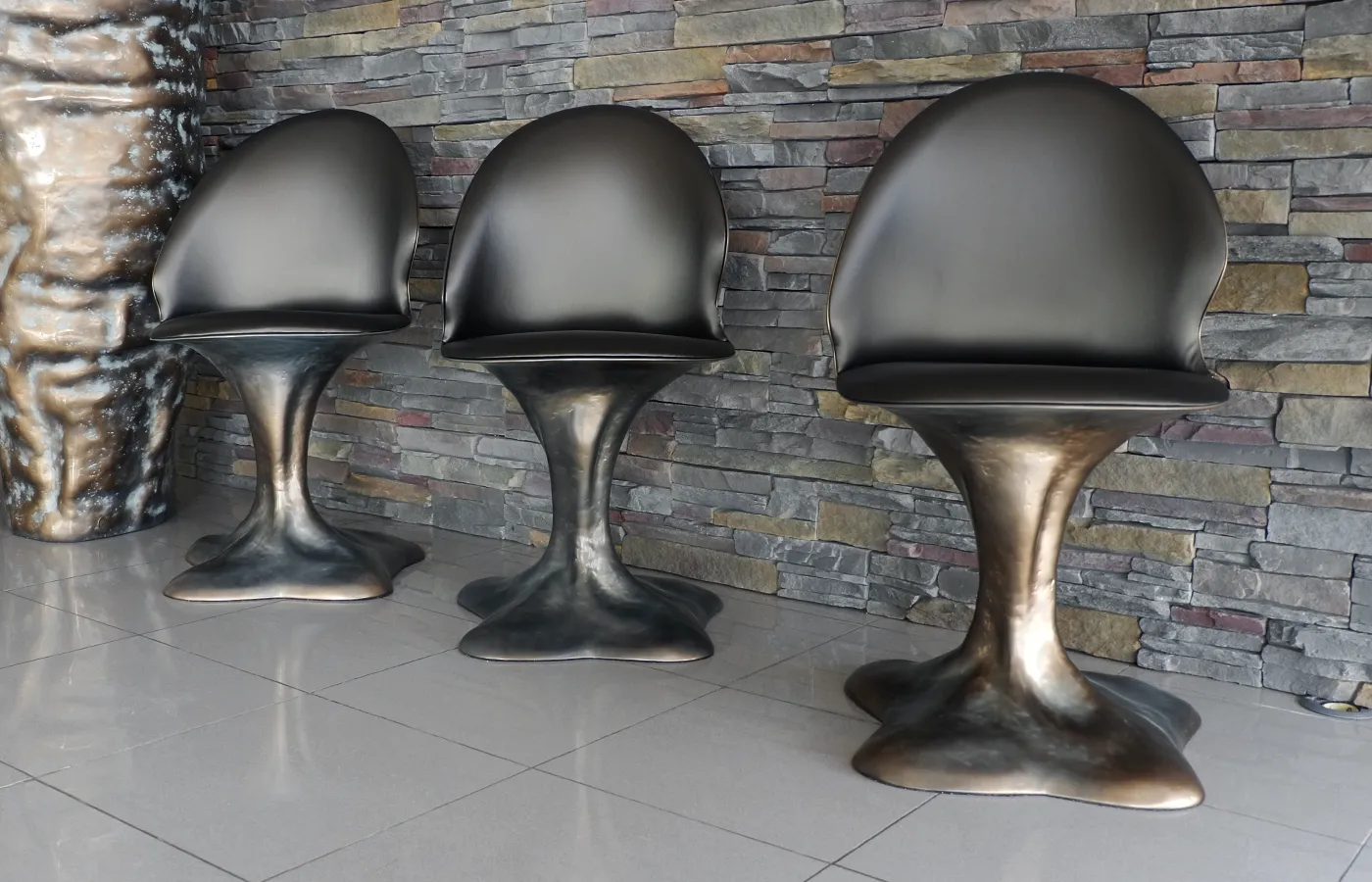 Conjunto de cadeiras Flora em cor bronze em ambiente de showroom