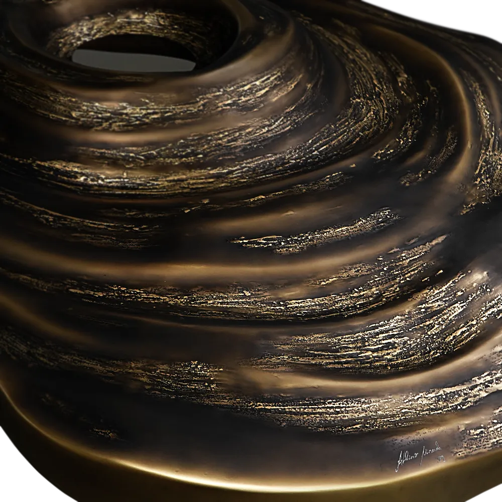 Detalhe do painel de parede Horus com destaque para a sua textura riscada e acabamento ouro envelhecido