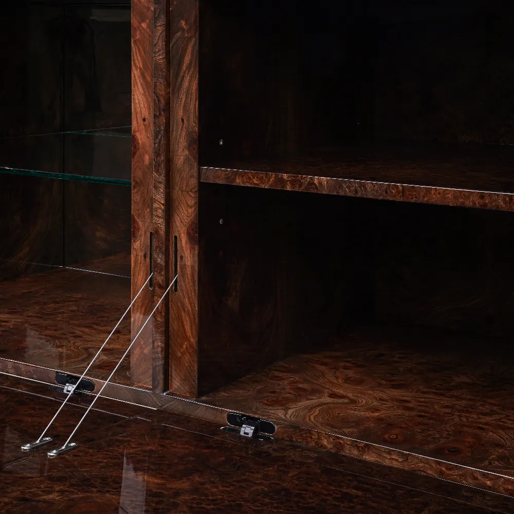 Vista em detalhe do interior em raiz de nogueira alto brilho do aparador Hyperion