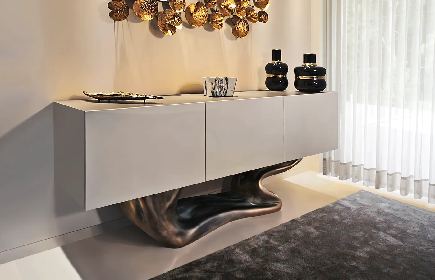 Sala de jantar com aparador Hyperion com caixa em branco alto brilho e base em cor latão