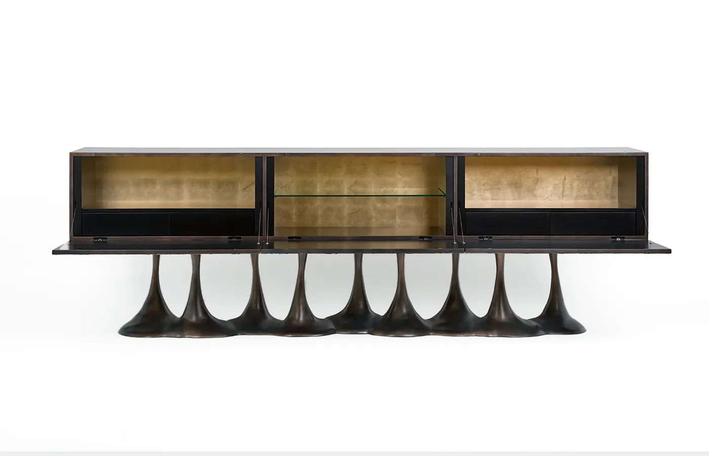 Vista interior do aparador Janus em acabamento verde texturado e base em cor latão com fundos em folha de ouro