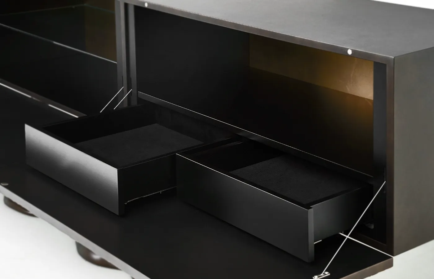 Vista em detalhe das gavetas interiores do aparador Janus lacadas a preto mate