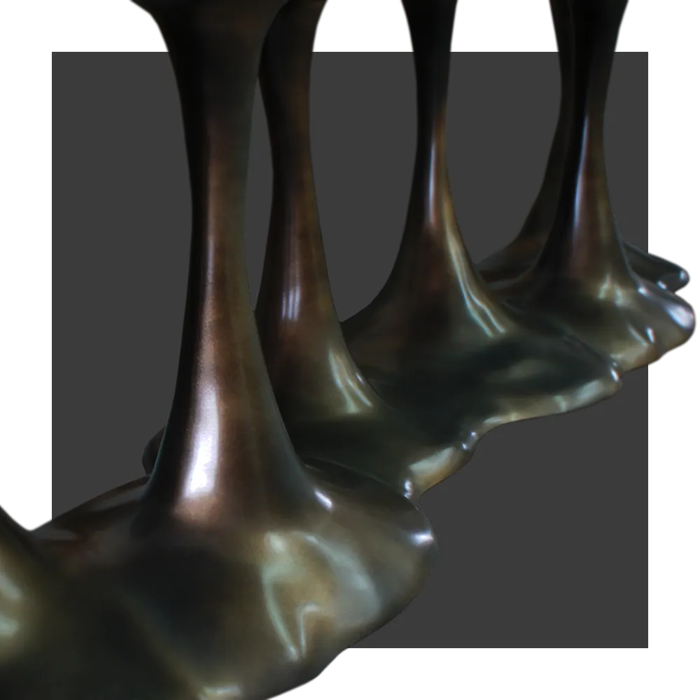 Vista em detalhe da base do aparador Janus com destaque para a sua forma escultural em cor latão