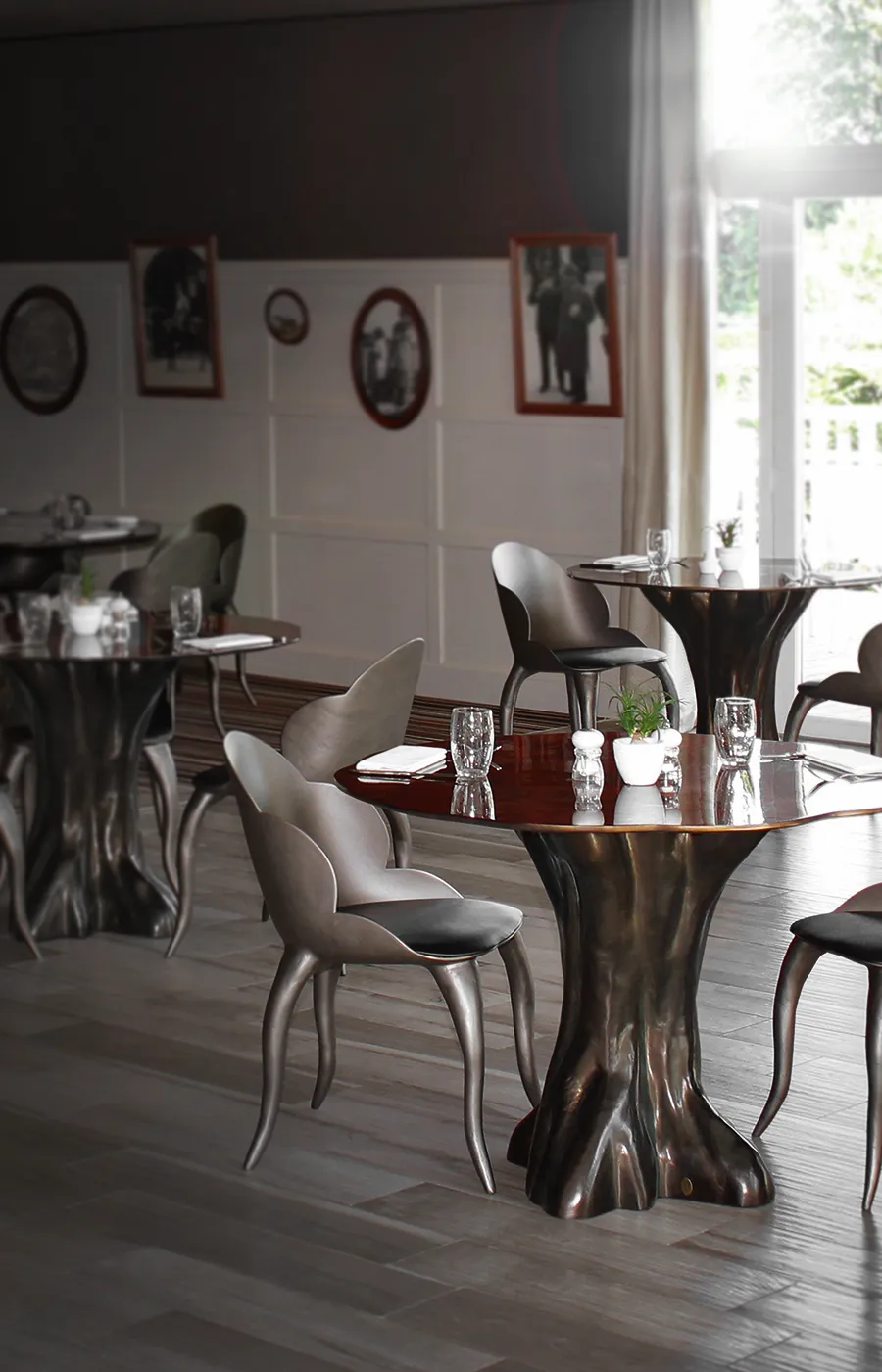 Sala de jantar de hotel com cadeiras Luna em cor alumínio e mesas de jantar Calypso