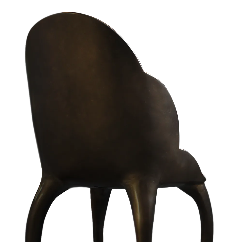 Vista em detalhe da cadeira Luna com destaque para a sua forma escultural