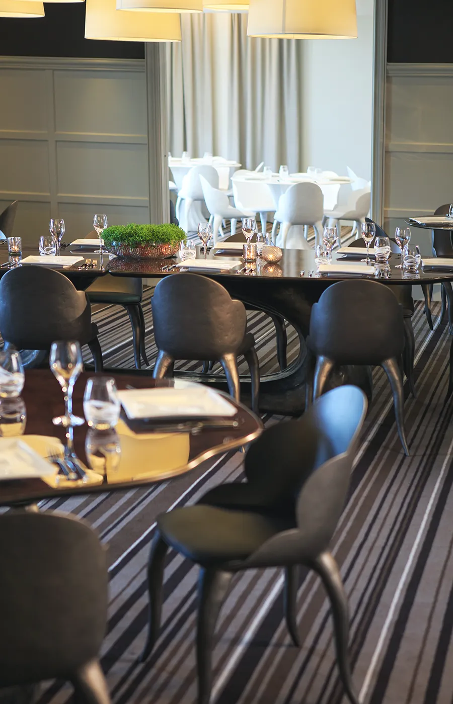 Sala de jantar de hotel com cadeiras Luna em cor bronze e mesas de jantar Sigma