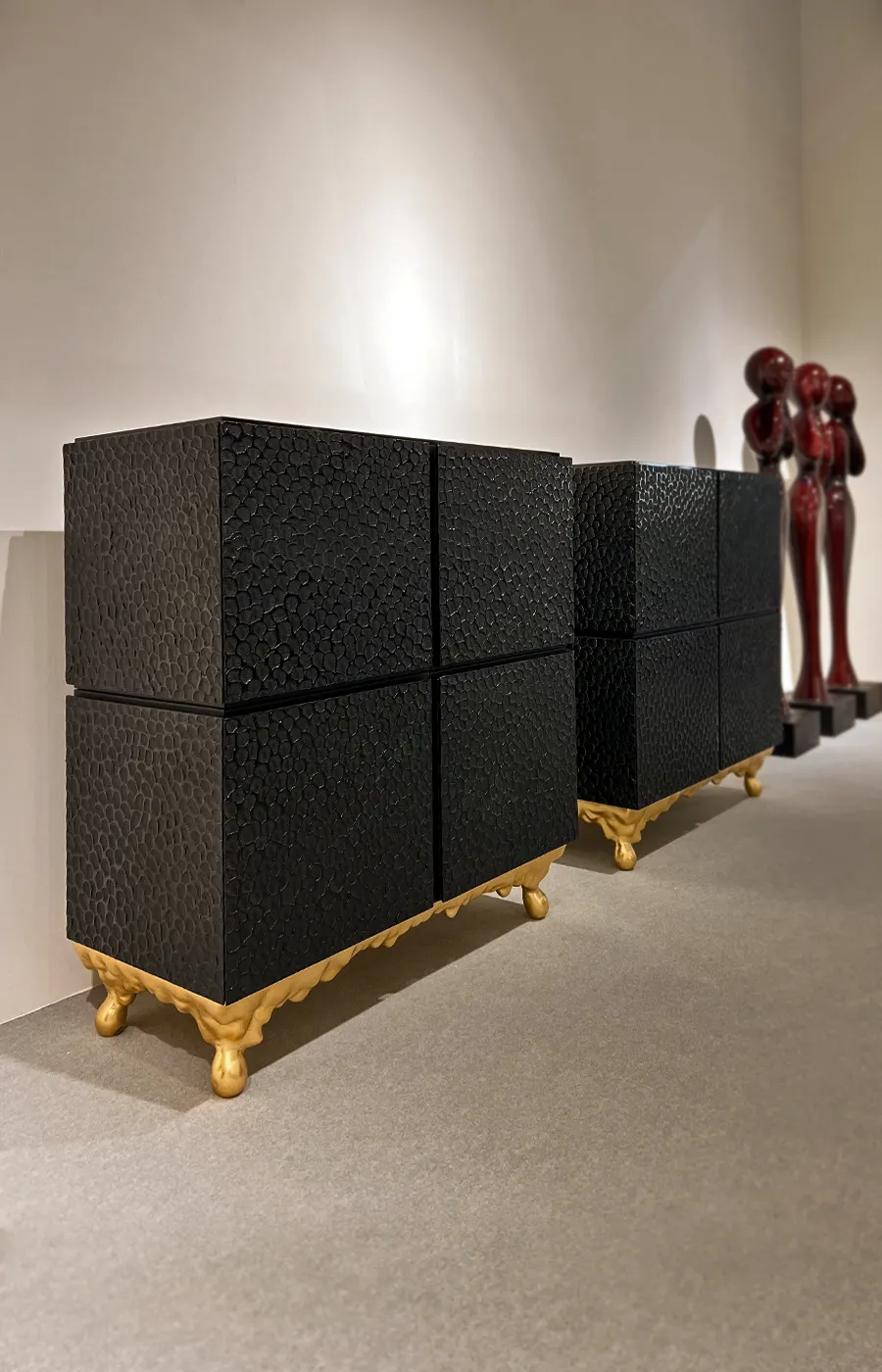 Ambiente de showroom com dois contadores Monarch em preto com textura Chisel e base em folha de ouro