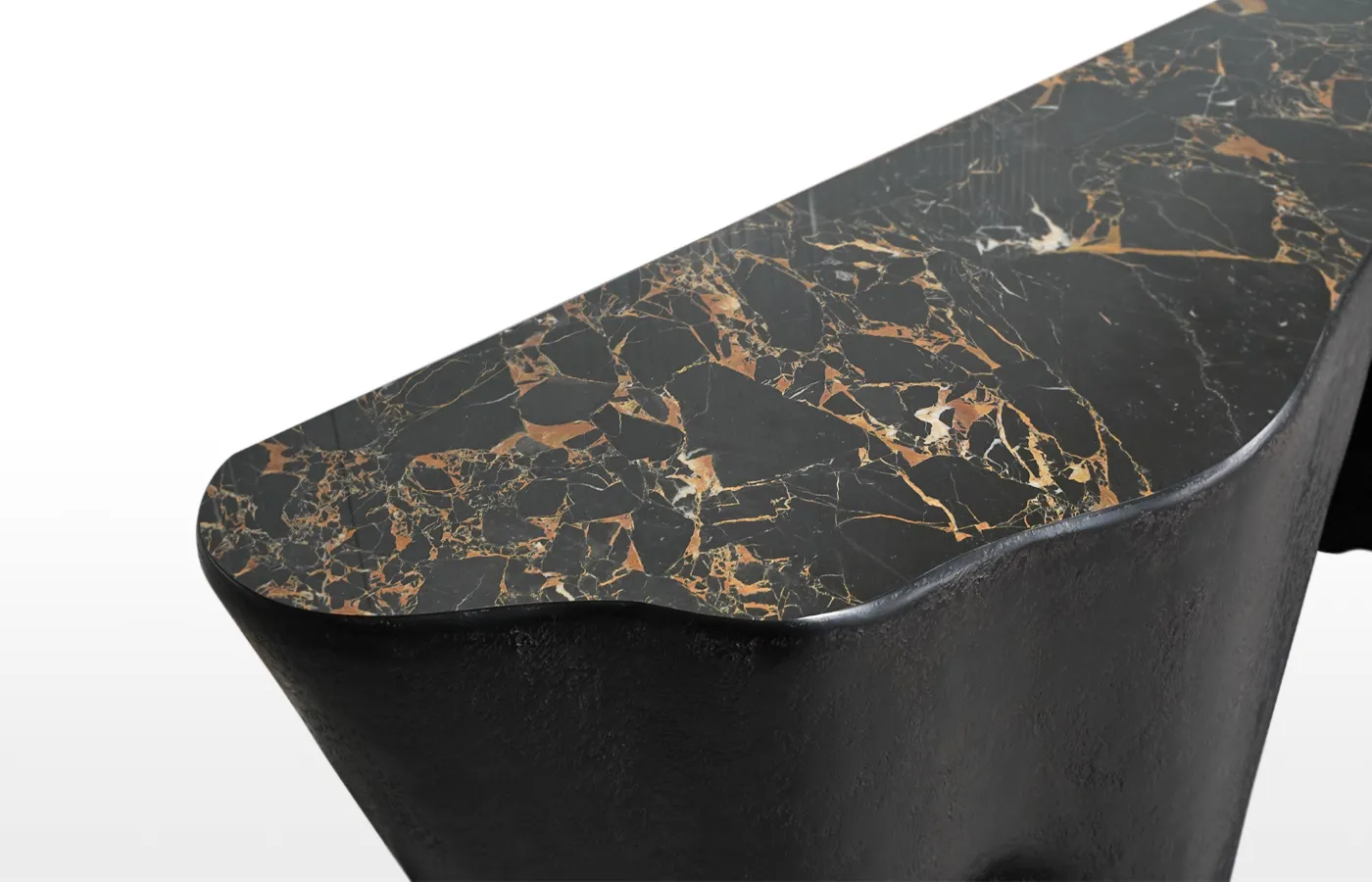 Vista aproximada de consola Odyssey em textura vulcânica e tampo em mármore portoro brecciato