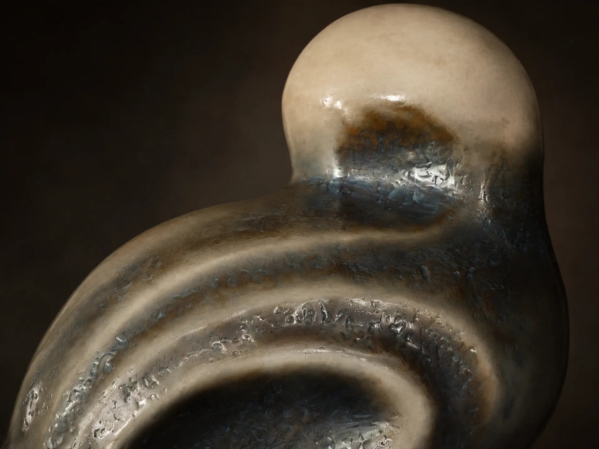Vista aproximada da escultura Olimpo, com destaque para a sua cor exclusiva em tons cerâmicos
