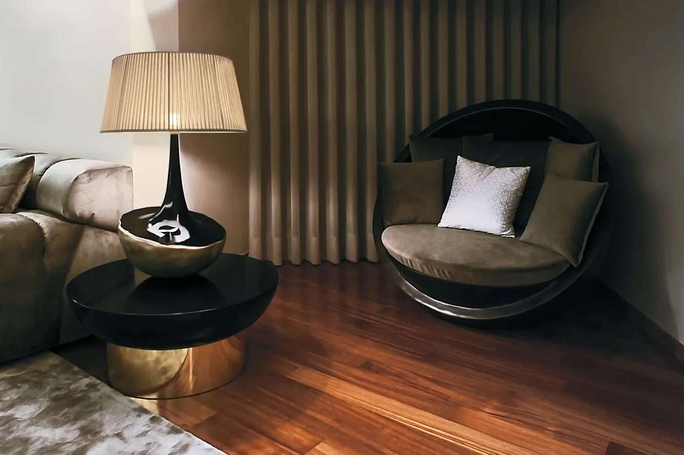 Ambiente de sala de estar com candeeiro Ónix sobre mesa de centro Lotus com sofá Bola estofado atrás