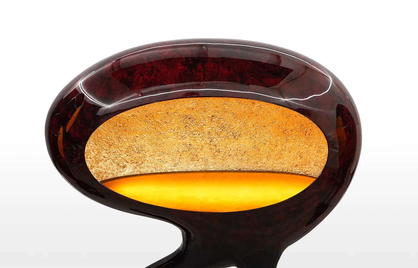 Vista aproximada da vitrina de bar Oracle em acabamento opal vermelho e interior em folha de ouro texturada com iluminação LED