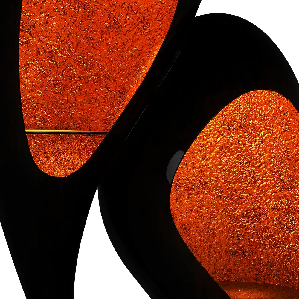 Detalhe aproximado da vitrina de bar Origin com destaque para o seu interior em folha de ouro texturada com iluminação LED