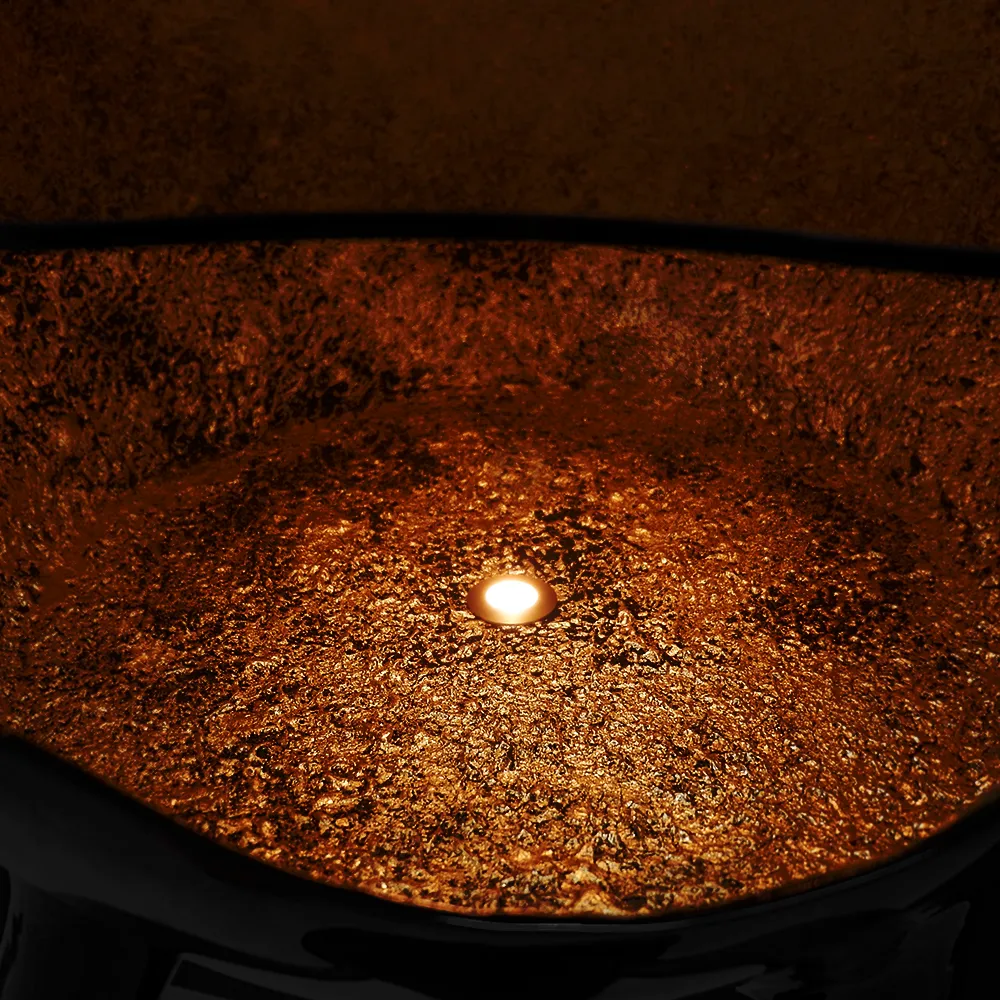 Detalhe aproximado da vitrina Orion com destaque para o seu interior em folha de ouro texturada com spot LED