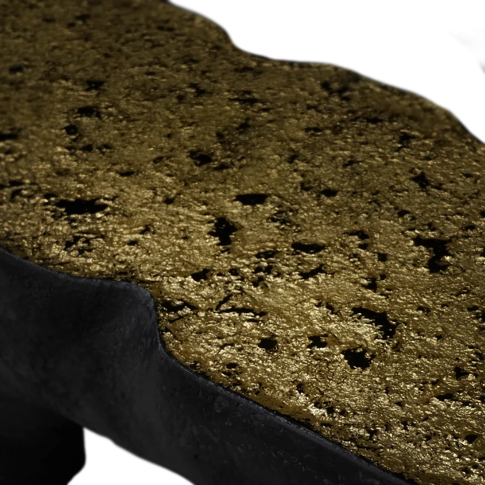 Vista em pormenor do tampo da consola Pompeia com destaque para o seu acabamento em folha de ouro texturada