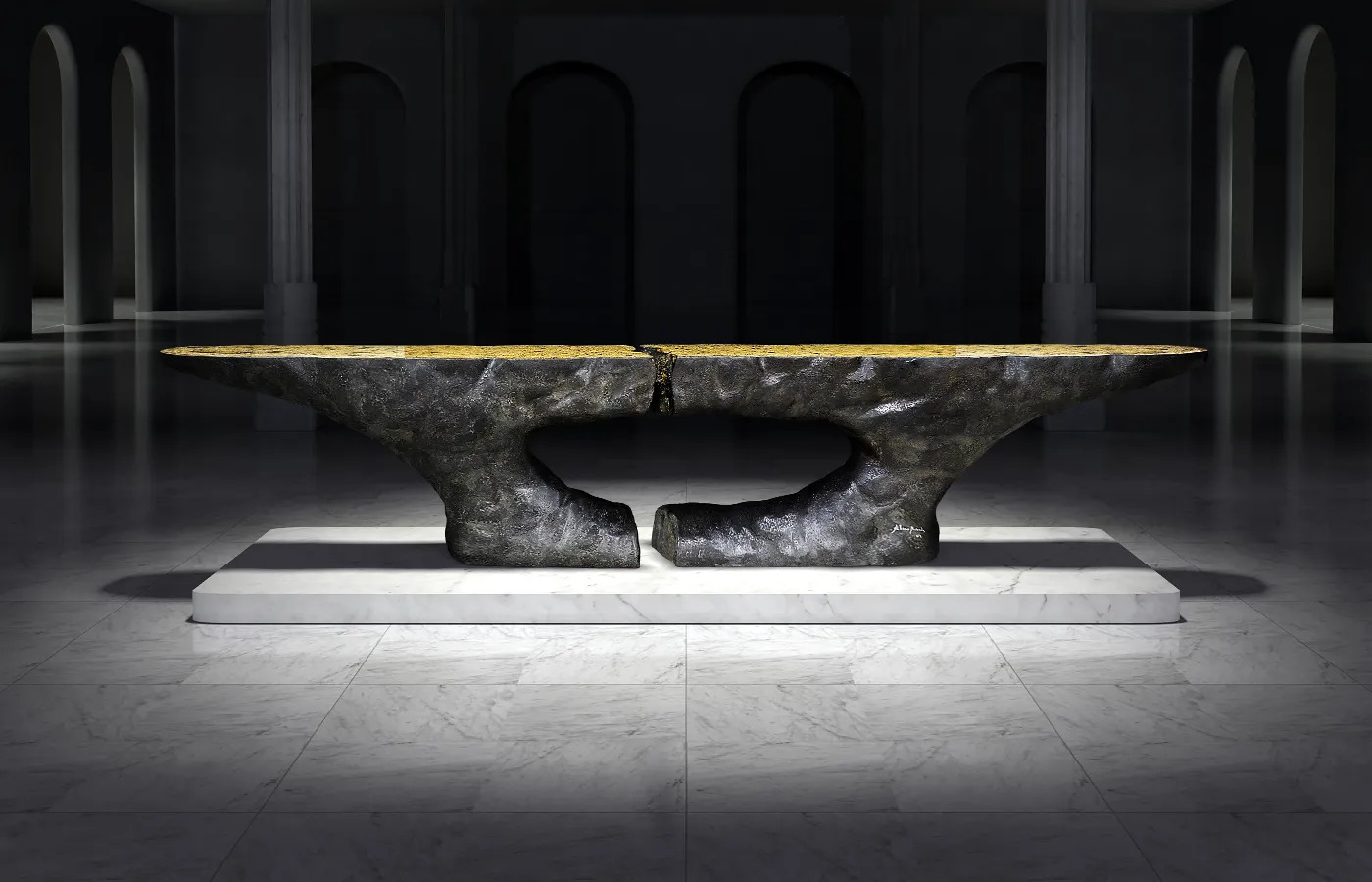 Ambiente de museu com consola Pompeia em acabamento/textura vulcânica e tampo em folha de ouro texturada