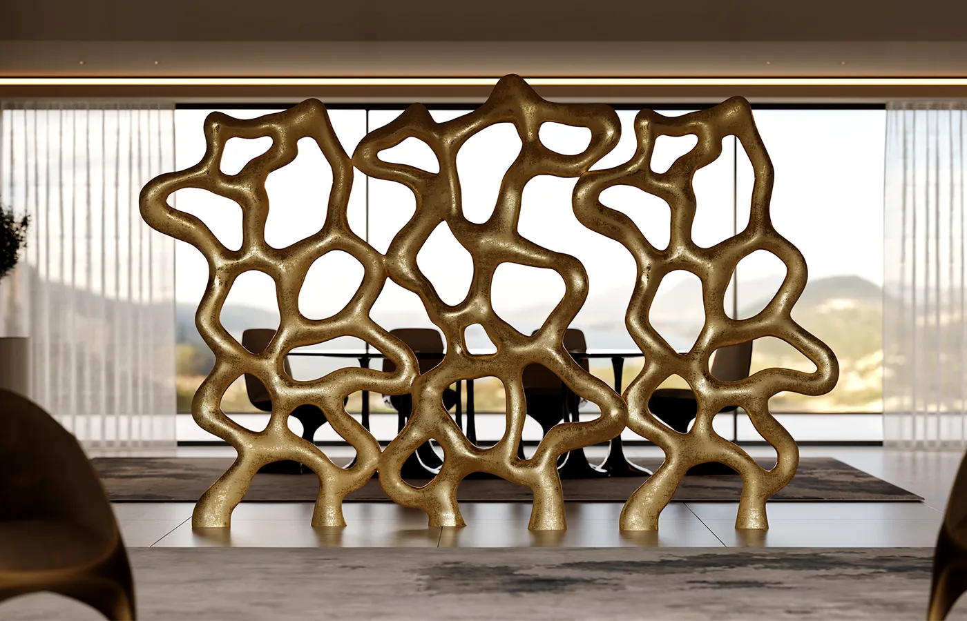 Sala de jantar com biombo Roots em acabamento folha de ouro com mesa de jantar atrás