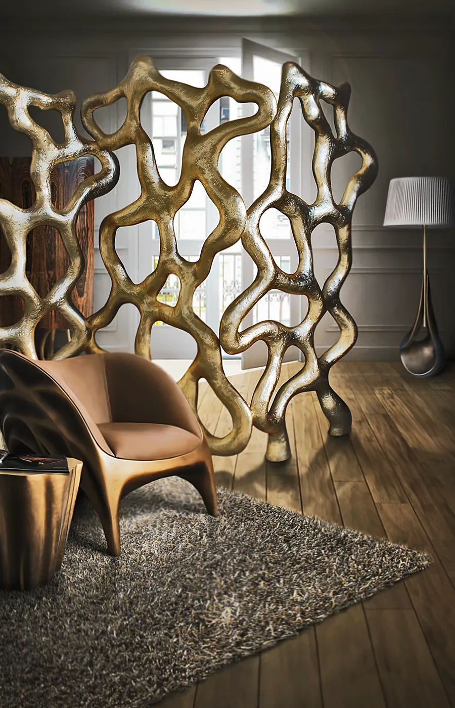 Sala de estar com biombo Roots em acabamento folha de ouro com cadeirão Triton e mesa de apoio Gaia