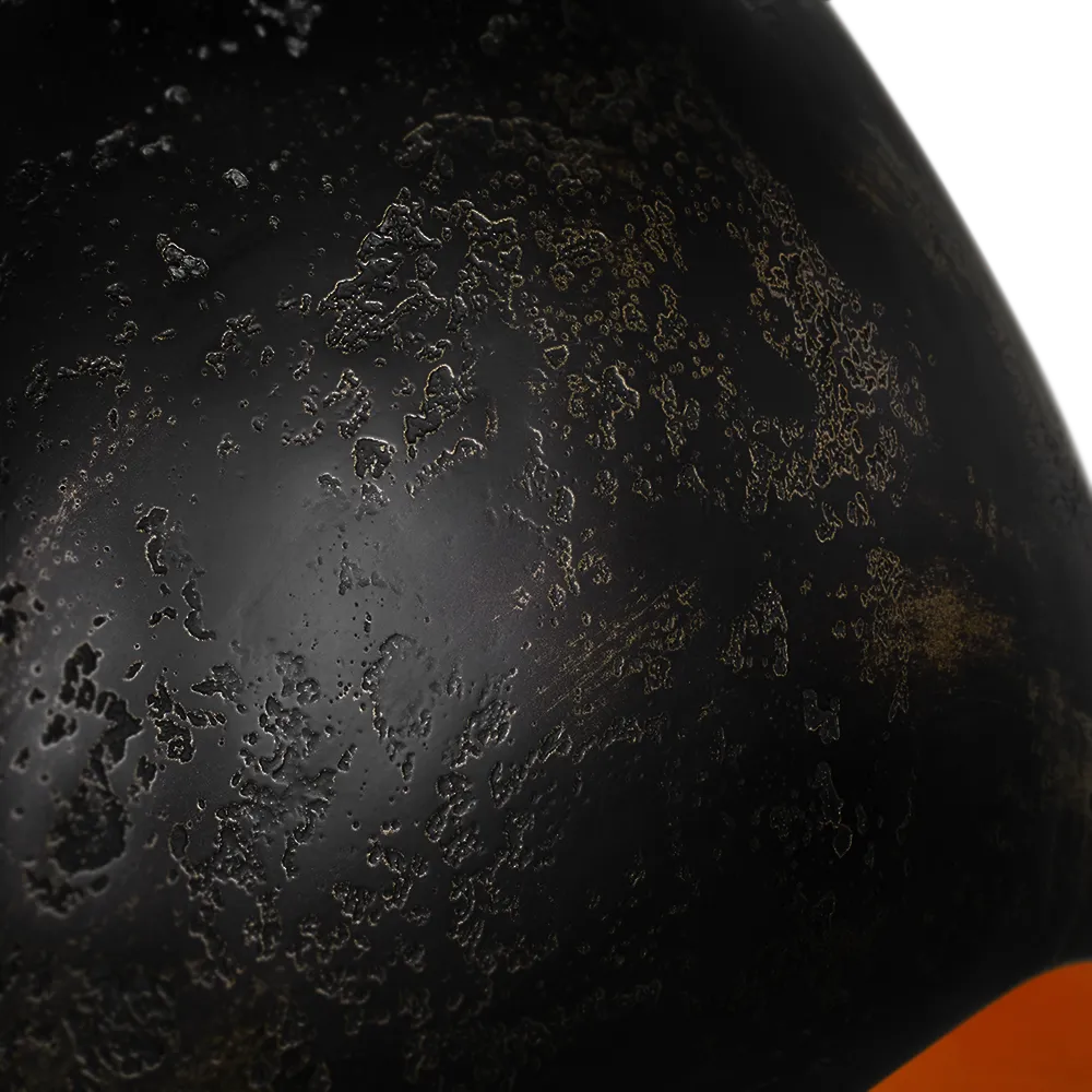 Detailed view of the sculpture Silêncio, highlighting its textured bronze color