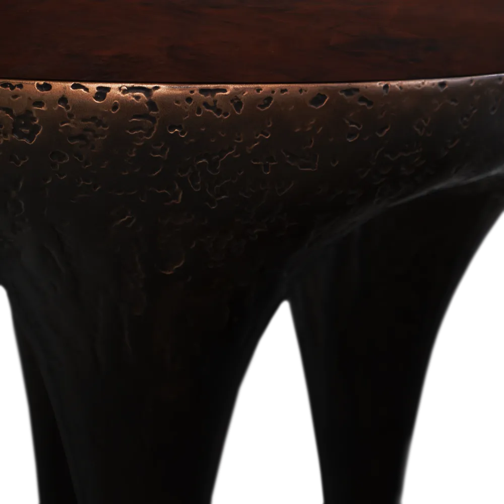 Vista em detalhe da textura vulcânica em cor latão da mesa de apoio Taurus
