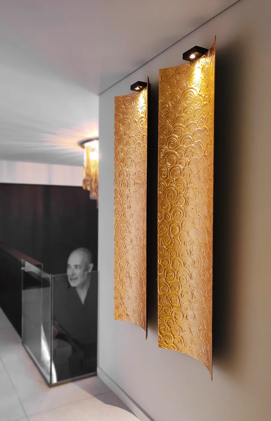 Conjunto de 2 painéis Tile em ambiente de corredor, com acabamento em folha de ouro e texturados