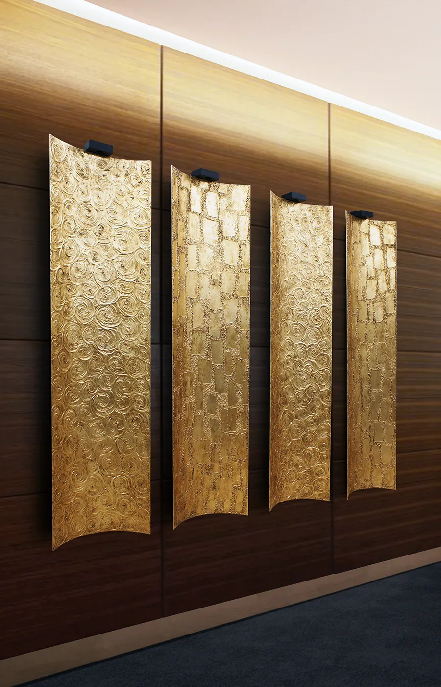 Conjunto de 4 painéis Tile em ambiente de corredor de escritório, com acabamento em folha de ouro e texturados