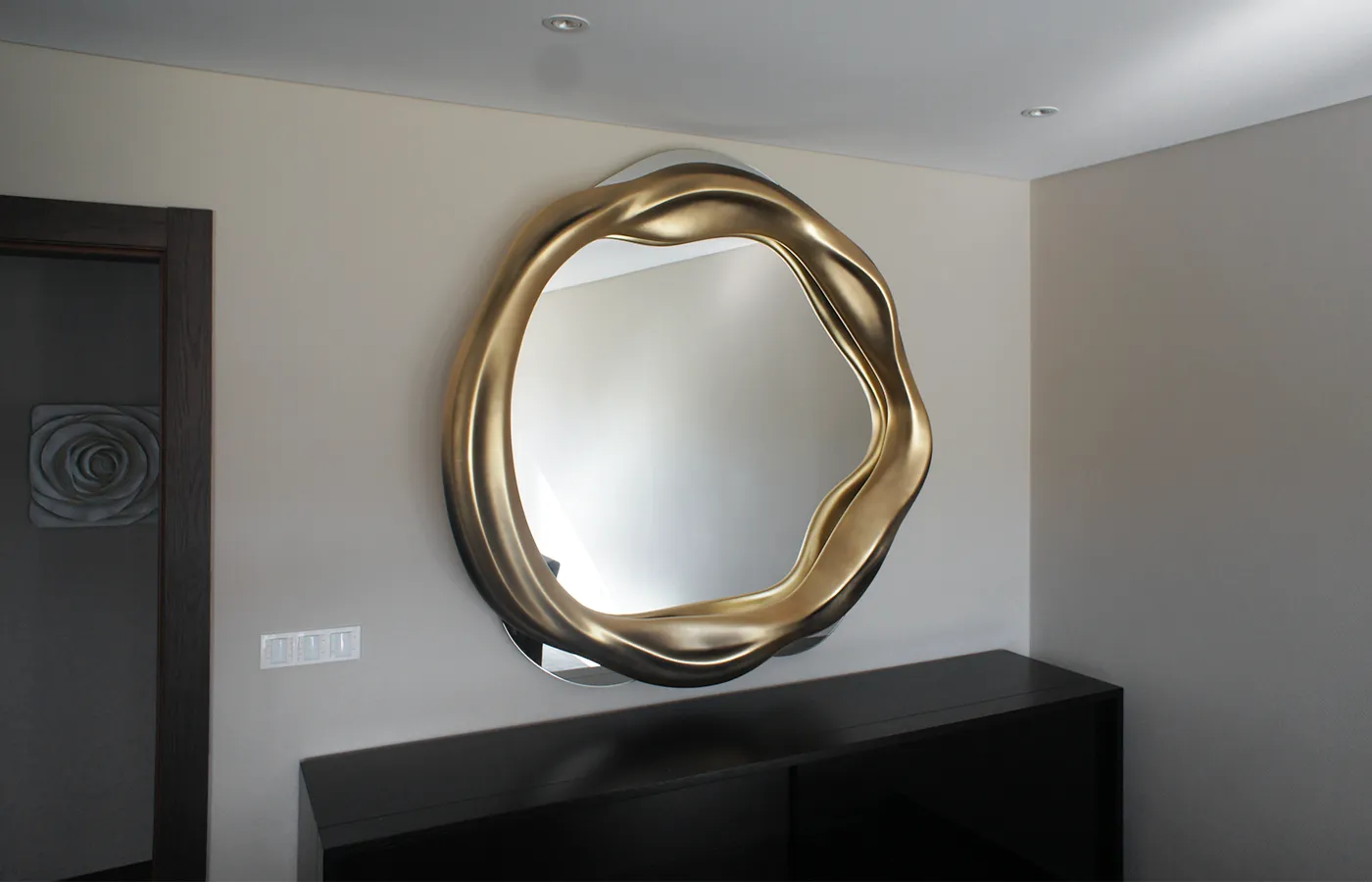 Living room with round Twisted mirror in gold leaf on sideboard