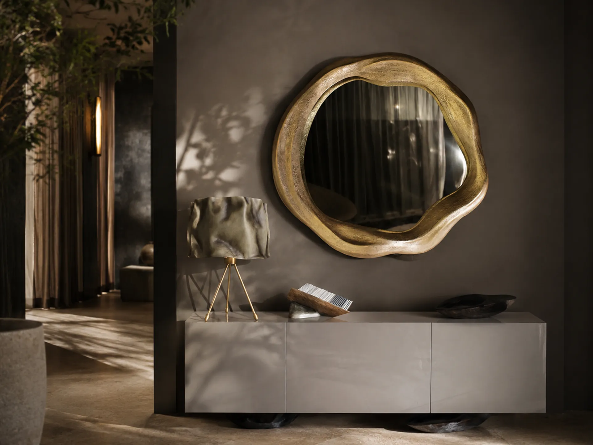 Entrance hall with round Twisted mirror in textured gold leaf on Hyperion sideboard