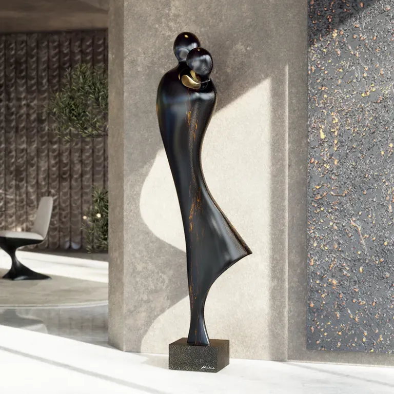 Escultura Abraço com acabamento preto e dourado