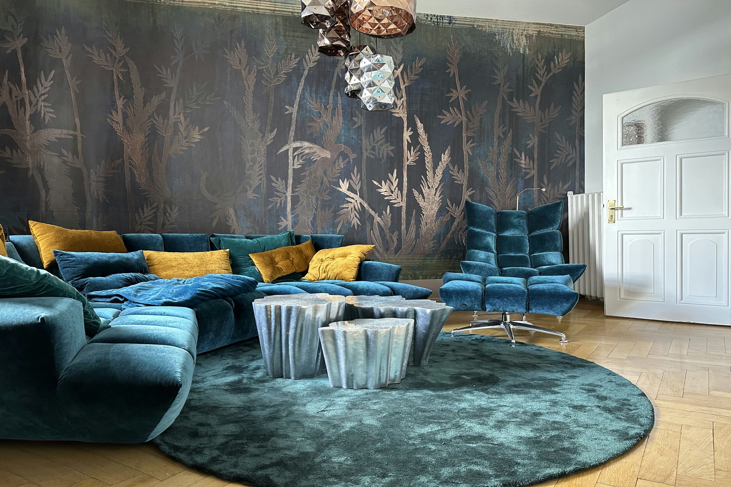 Living room atmosphere with Gaia set in silver leaf